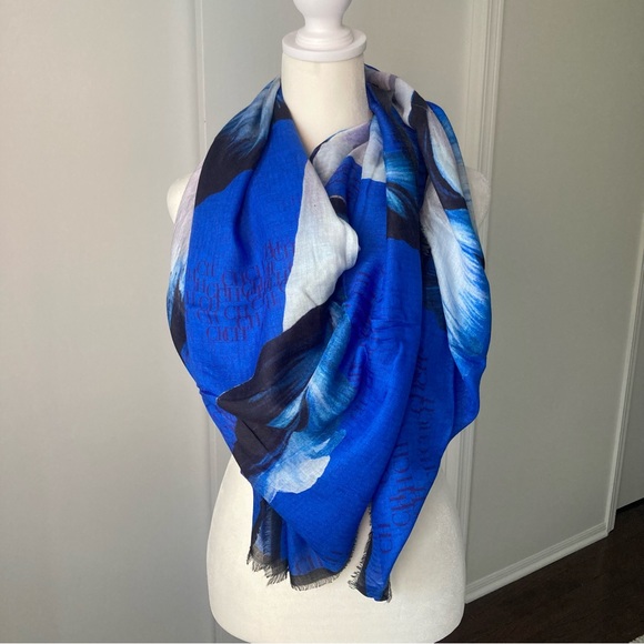 Carolina Herrera lightweight wool scave - Picture 3 of 10